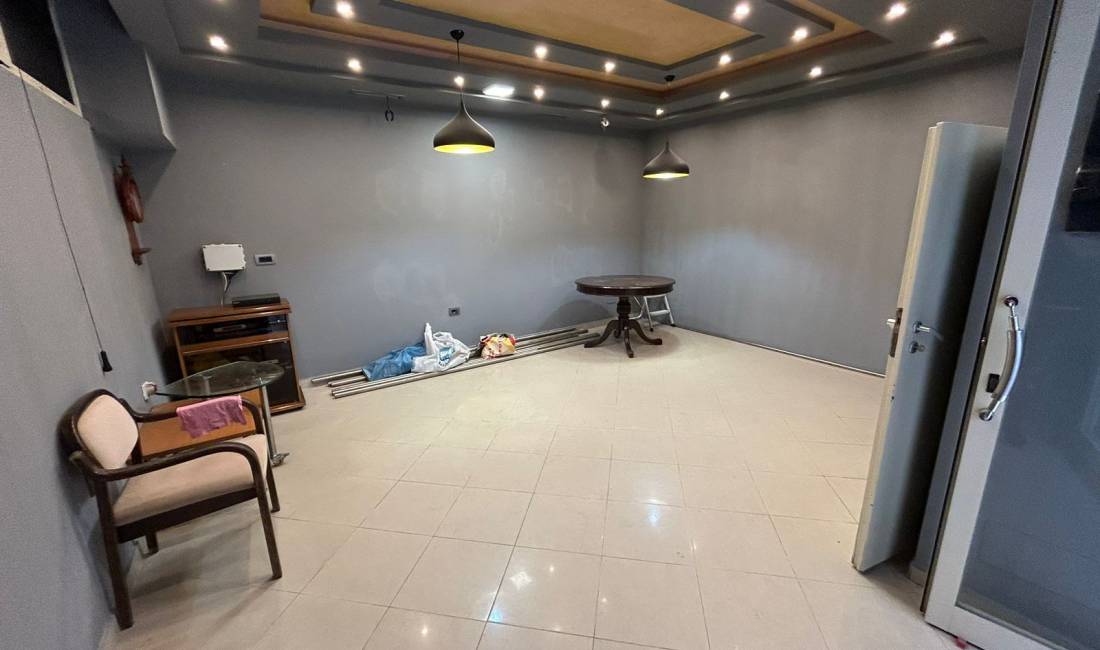 OKAZION Shiten 2  Dyqane 📍 Pallati me Shigjeta  Perballe Deliorgjit💶Cmimi 150,000Euro