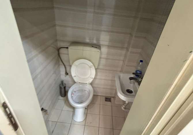 OKAZION Shiten 2  Dyqane 📍 Pallati me Shigjeta  Perballe Deliorgjit💶Cmimi 150,000Euro