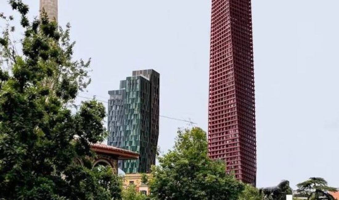 📍Barcelona Tower, pozicionuar midis Xhamise dhe Kulles se Sahatit•Shitet Ambjent Sherbimi