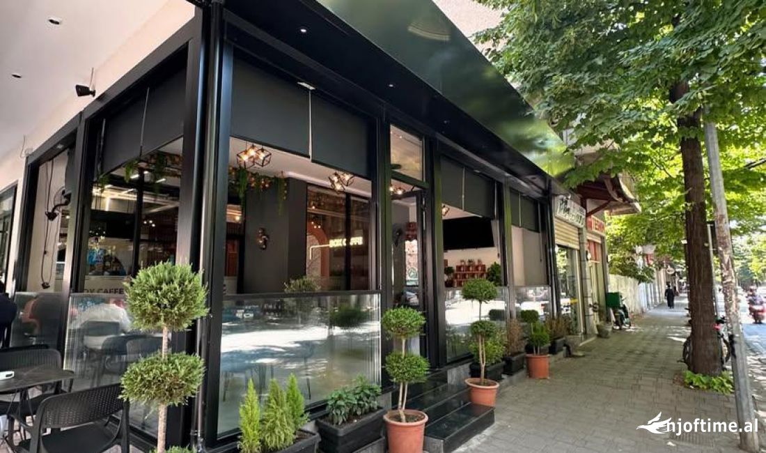 Shitet Ambient Komercial Cmimi:600.000 Euro