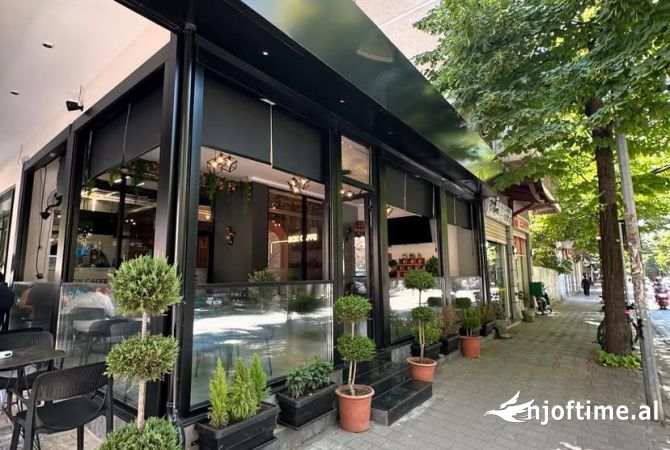 Shitet Ambient Komercial Cmimi:600.000 Euro