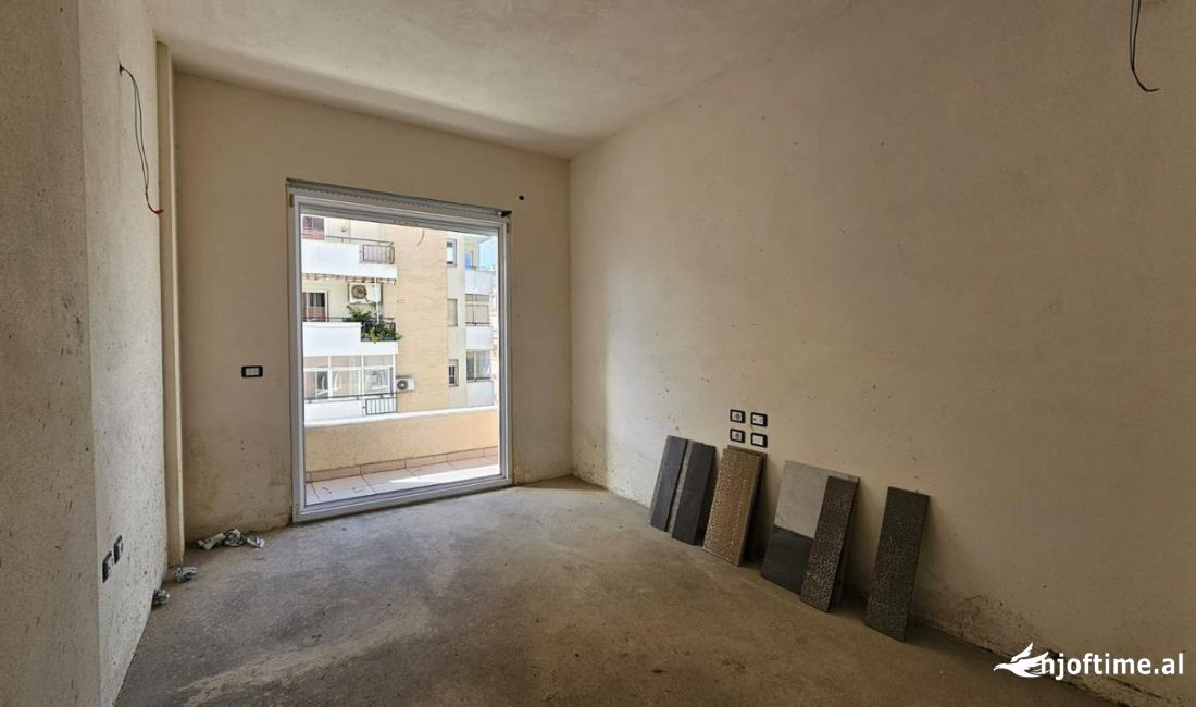 Shtepi ne shitje Apartament ne Tirane, 2+1, Mobilimi Bosh, pa mobiluar, Pagesa 272,850  Euro.