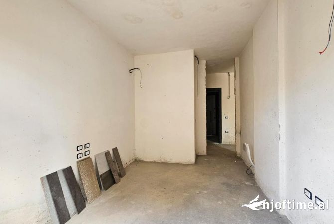 Shtepi ne shitje Apartament ne Tirane, 2+1, Mobilimi Bosh, pa mobiluar, Pagesa 272,850  Euro.