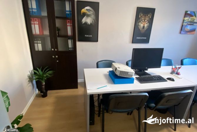 Ambiente Commerciale in Affitto 3+1 a Tirana - 600 Euro