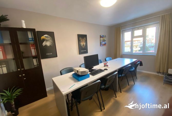 Ambiente Commerciale in Affitto 3+1 a Tirana - 600 Euro