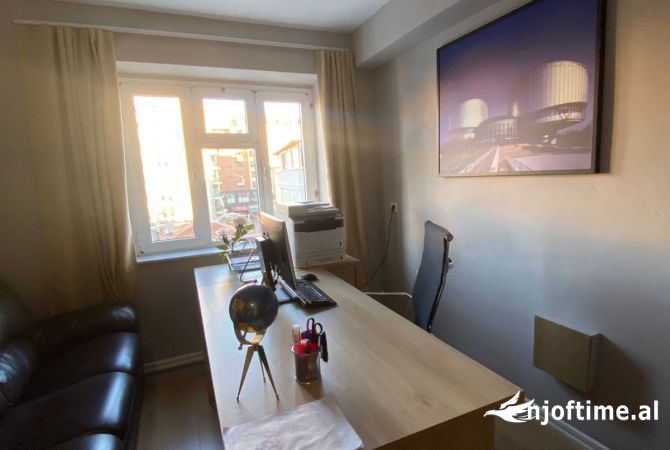 Ambiente Commerciale in Affitto 3+1 a Tirana - 600 Euro