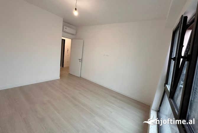 Ambiente Commerciale in Affitto 3+1 a Tirana - 700 Euro