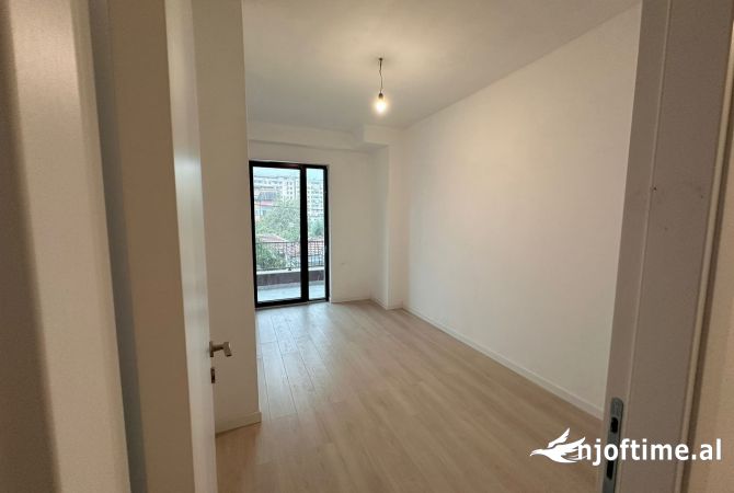 Ambiente Commerciale in Affitto 3+1 a Tirana - 700 Euro