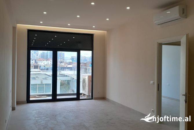 Ambiente Commerciale in Affitto 3+1 a Tirana - 1,000 Euro