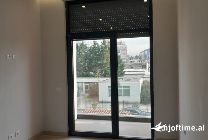 Ambiente Commerciale in Affitto 3+1 a Tirana - 1,000 Euro