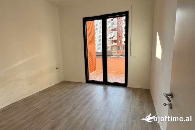 Ambiente Commerciale in Affitto 3+1 a Tirana - 600 Euro