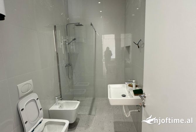 Ambiente Commerciale in Affitto 3+1 a Tirana - 600 Euro