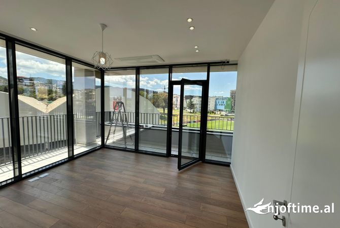 Ambiente Commerciale in Affitto 3+1 a Tirana - 1,500 Euro