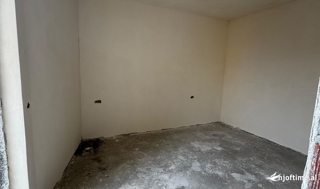 Shtepi ne shitje Apartament ne Tirane, 1+1, Mobilimi Bosh, pa mobiluar, Pagesa 128,500  Euro.
