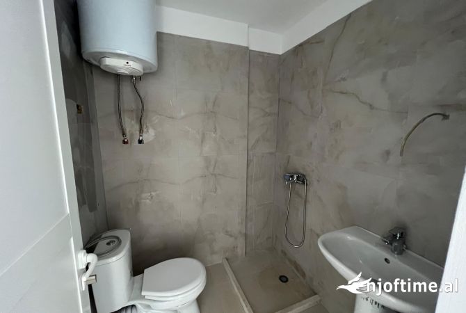 Ambiente Commerciale in Affitto 3+1 a Tirana - 50,000 Leke