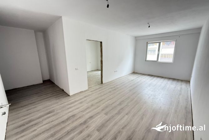 Shtepi ne shitje Apartament ne Tirane, 1+1, Mobilimi Bosh, pa mobiluar, Pagesa 110,000  Euro.