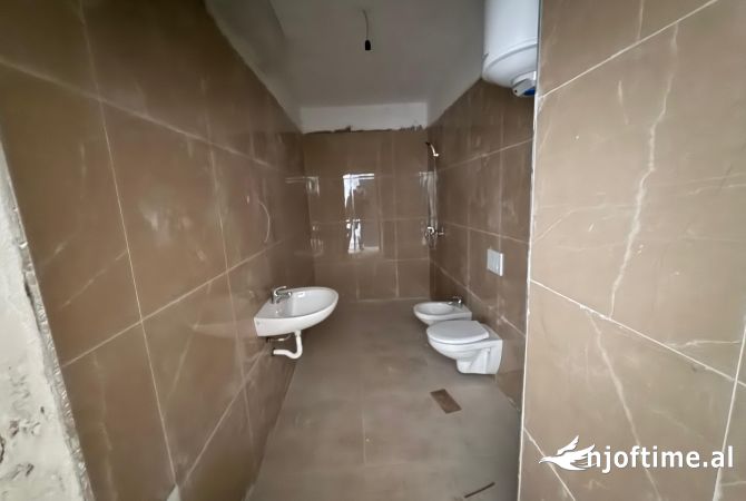 Shtepi ne shitje Apartament ne Tirane, 1+1, Mobilimi Bosh, pa mobiluar, Pagesa 110,000  Euro.