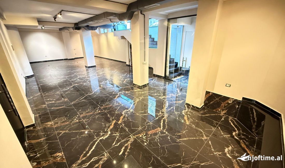 Shitet ambient Biznesi 📍21 Dhjetori Cmimi:236.000 Euro