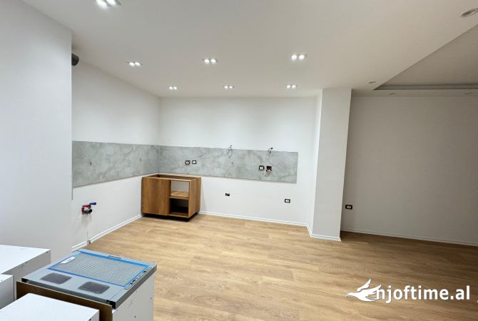 Qera ambient per Zyre 📍Rruga e Elbasanit Cmimi:600 Euro ( I diskutueshem)