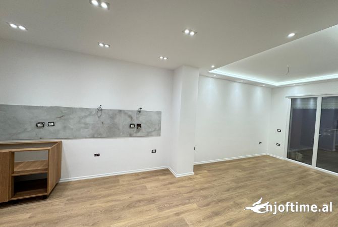 Qera ambient per Zyre 📍Rruga e Elbasanit Cmimi:600 Euro ( I diskutueshem)