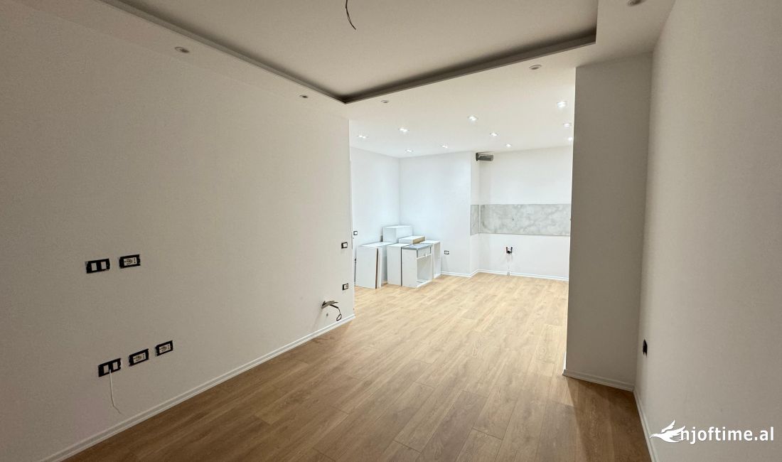 Qera ambient per Zyre 📍Rruga e Elbasanit Cmimi:600 Euro ( I diskutueshem)