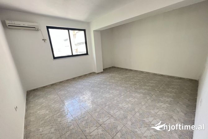 Ambiente Commerciale in Affitto 3+1 a Tirana - 950 Euro