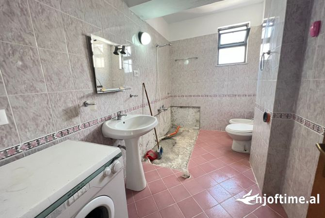 Ambiente Commerciale in Affitto 3+1 a Tirana - 950 Euro