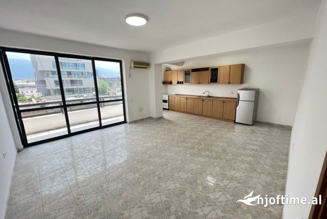 Ambiente Commerciale in Affitto 3+1 a Tirana - 950 Euro