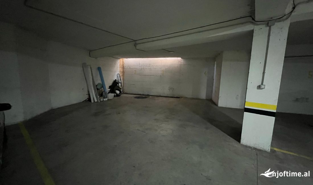 Shiten Post Parkimi 📍Rruga Thanas Ziko Cmimi:23.000 Euro