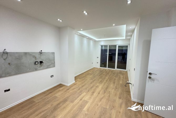 📣Qera ambient per Zyre 📍Rruga e Elbasanit Cmimi:500 Euro