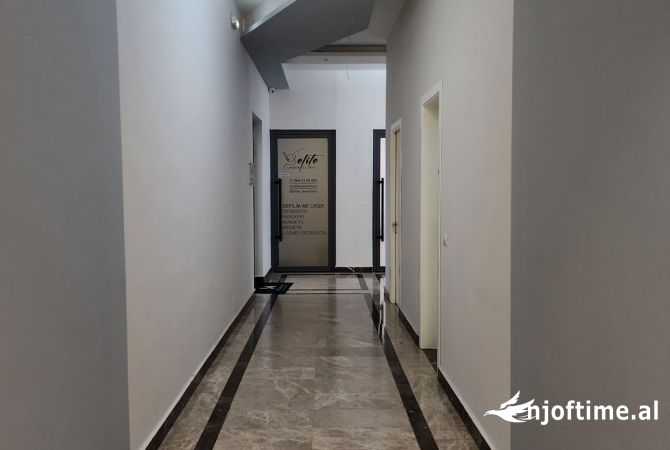 Ambiente Commerciale in Affitto 3+1 a Tirana - 47,000 Leke