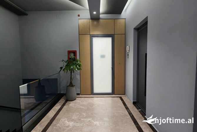 Ambiente Commerciale in Affitto 3+1 a Tirana - 47,000 Leke