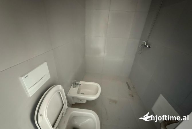 Shtepi ne shitje Apartament ne Tirane, 3+1, Mobilimi Bosh, pa mobiluar, Pagesa 170,000  Euro.