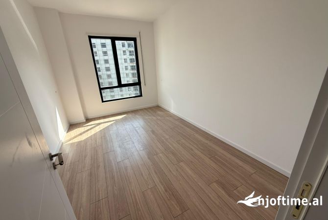 Shtepi ne shitje Apartament ne Tirane, 3+1, Mobilimi Bosh, pa mobiluar, Pagesa 170,000  Euro.