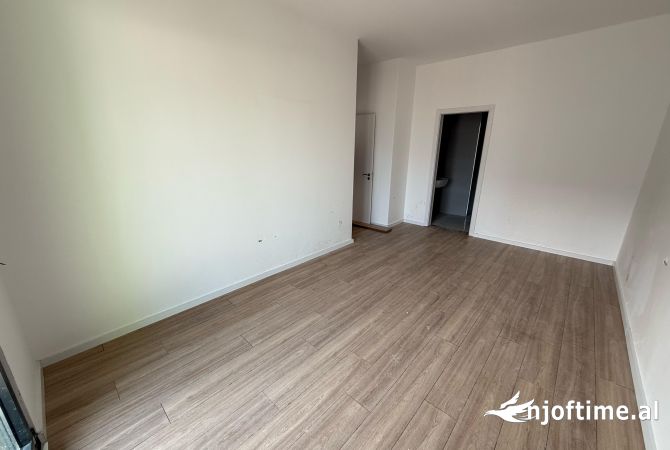 Shtepi ne shitje Apartament ne Tirane, 3+1, Mobilimi Bosh, pa mobiluar, Pagesa 170,000  Euro.