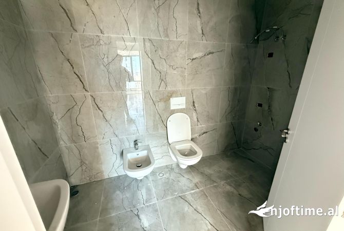 Shtepi ne shitje Apartament ne Tirane, 3+1, Mobilimi Bosh, pa mobiluar, Pagesa 170,000  Euro.