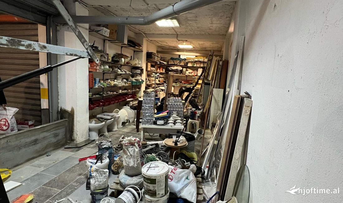 Shitet Magazine📍Komuna e Parisit  💶Cmimi:49.500 Euro