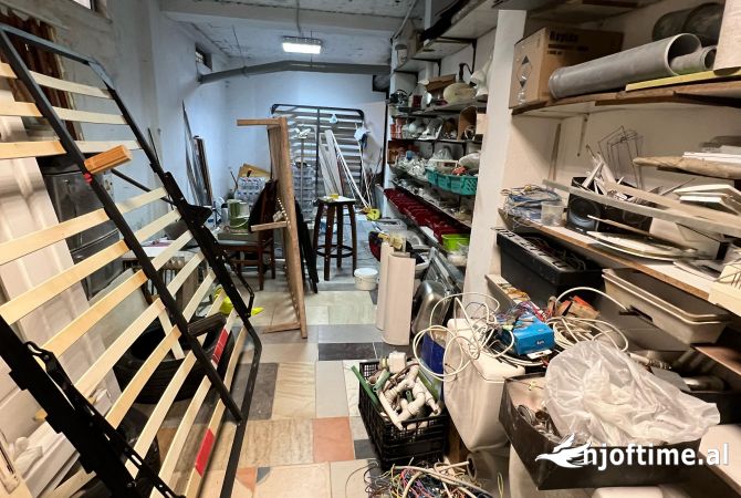 Shitet Magazine📍Komuna e Parisit  💶Cmimi:49.500 Euro