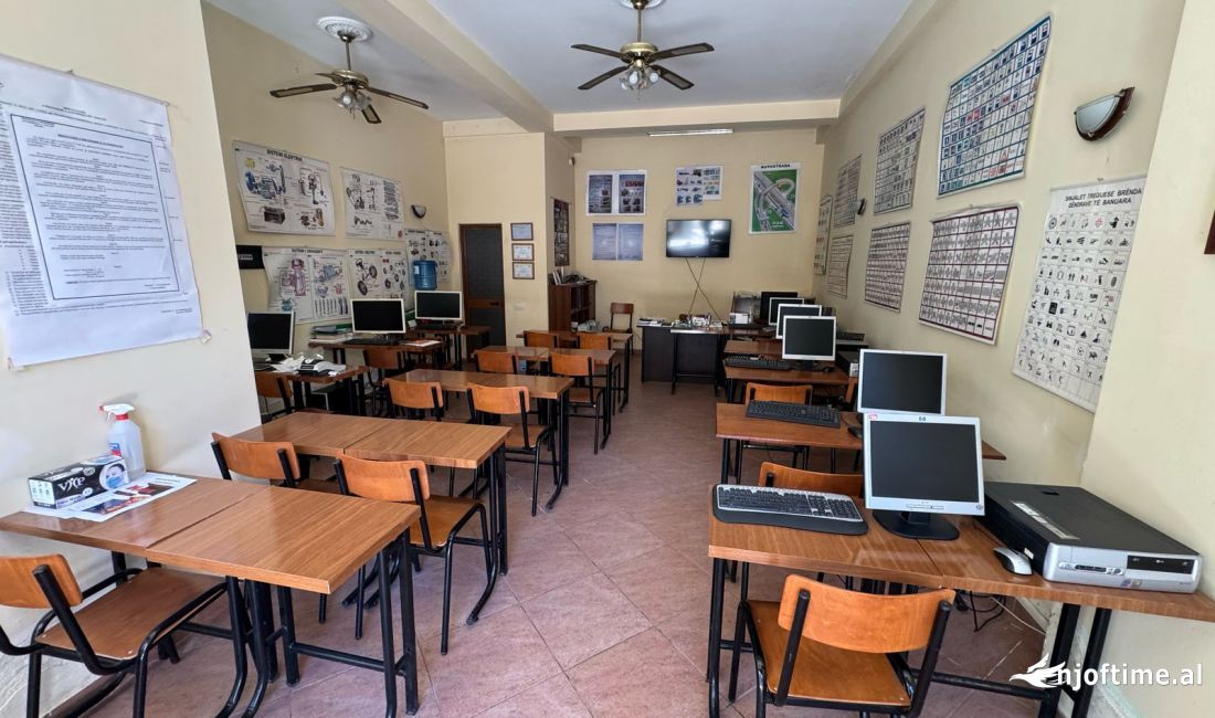 Shitet ambient biznesi (Zyre)📍21 Dhjetori 💶Cmimi:150.000 Euro