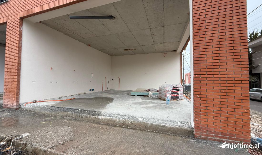 Shitet Dyqan📍Paskuqan 💶Cmimi total :222.000 Euro