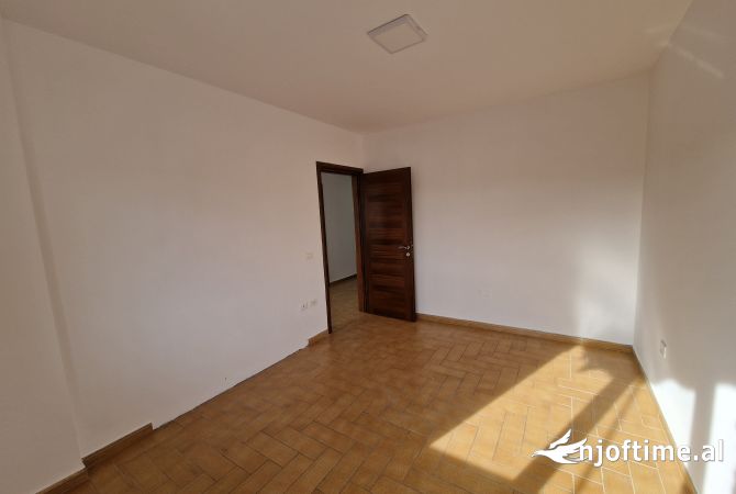 Ambiente Commerciale in Affitto 3+1 a Tirana - 2,200 Euro