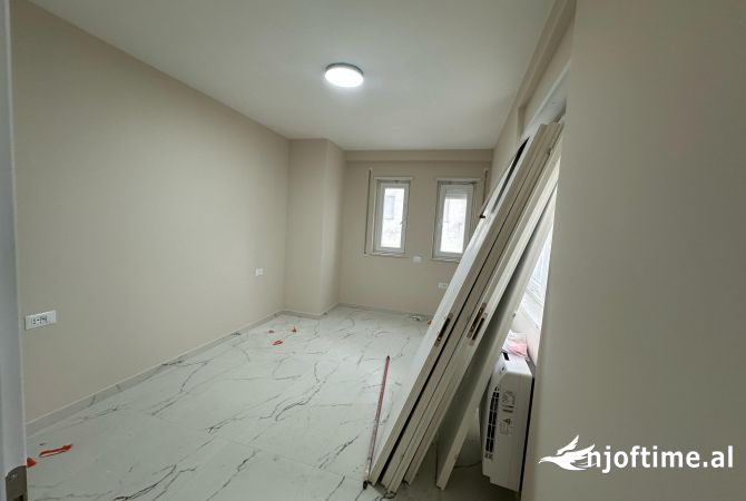 Ambiente Commerciale in Affitto 3+1 a Tirana - 1,000 Euro