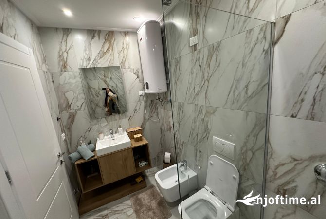 Shtepi ne shitje Apartament ne Tirane, 2+1, Mobilimi E mobiluar, Pagesa 460,000  Euro.