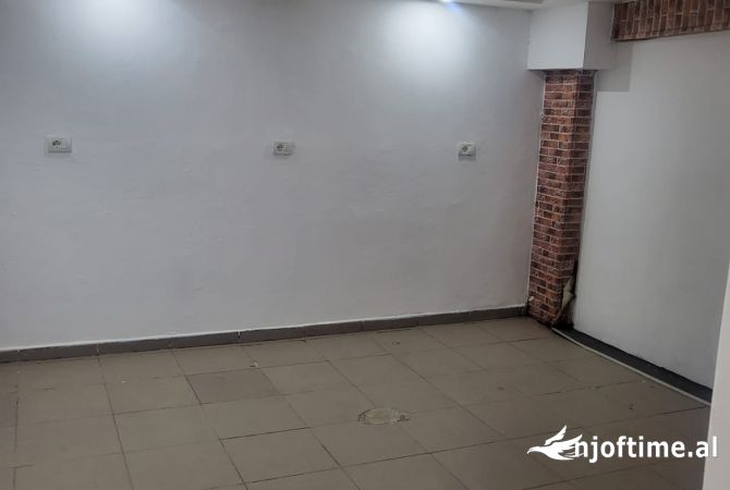 Qera Ambient Biznesi 📍Komuna e Parisit💶Cmimi:45.000 Leke