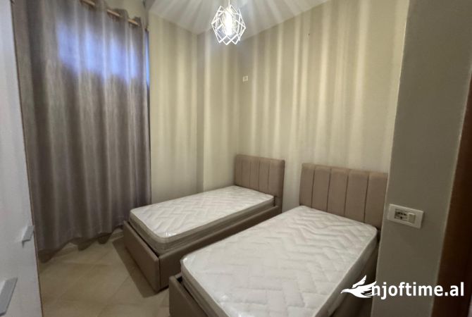 Shtepi ne shitje Apartament ne Tirane, 2+1, Mobilimi E mobiluar, Pagesa 80,000  Euro.