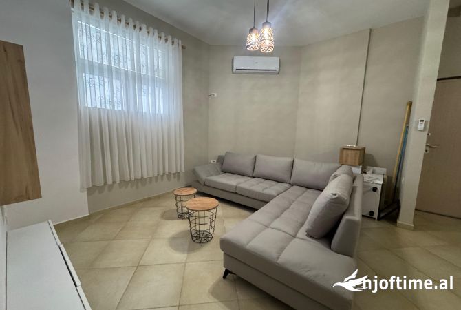 Shtepi ne shitje Apartament ne Tirane, 2+1, Mobilimi E mobiluar, Pagesa 80,000  Euro.