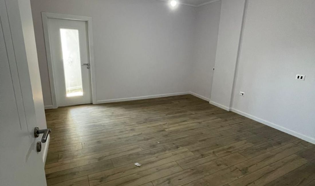 Shtepi ne shitje Apartament ne Tirane, 2+1, Mobilimi Bosh, pa mobiluar, Pagesa 136,400  Euro.