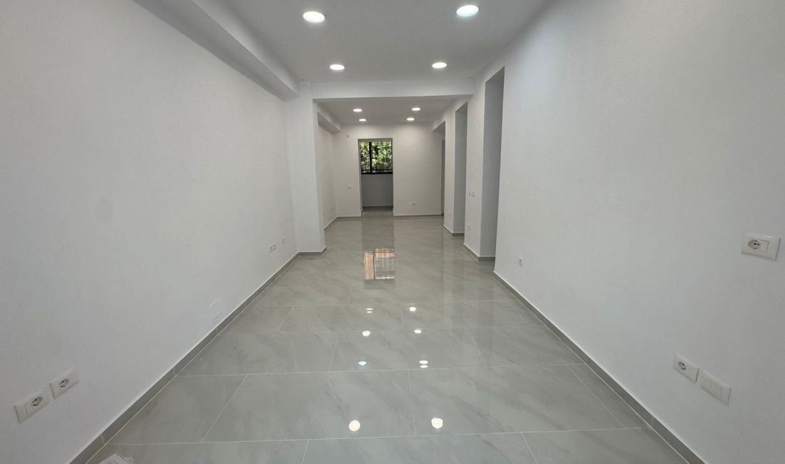 Shitet Dyqan📍21 Dhjetori 💶Cmimi:630.000 Euro