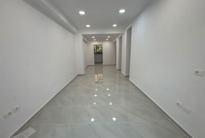 Shitet Dyqan📍21 Dhjetori 💶Cmimi:630.000 Euro