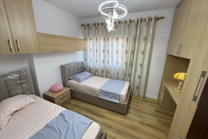 Shtepi ne shitje Apartament ne Tirane, 2+1, Mobilimi E mobiluar, Pagesa 147,000  Euro.